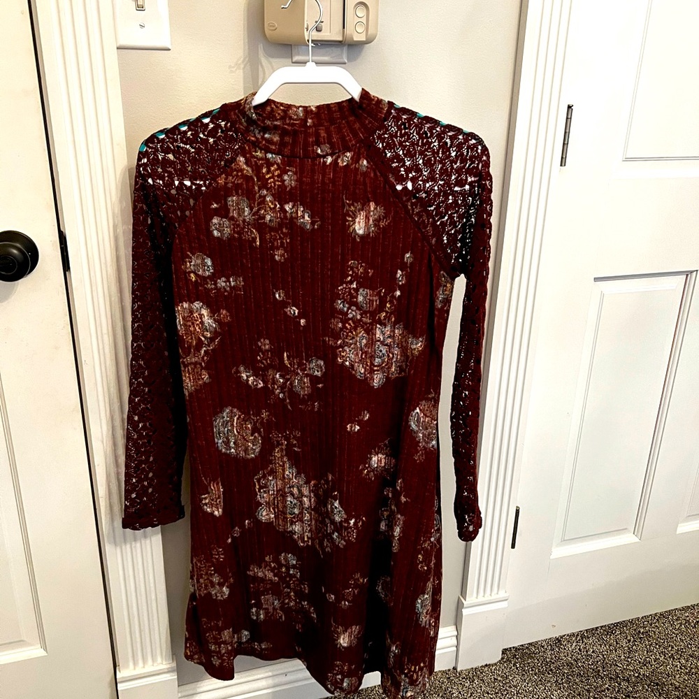 Cute long sleeve floral dress.
